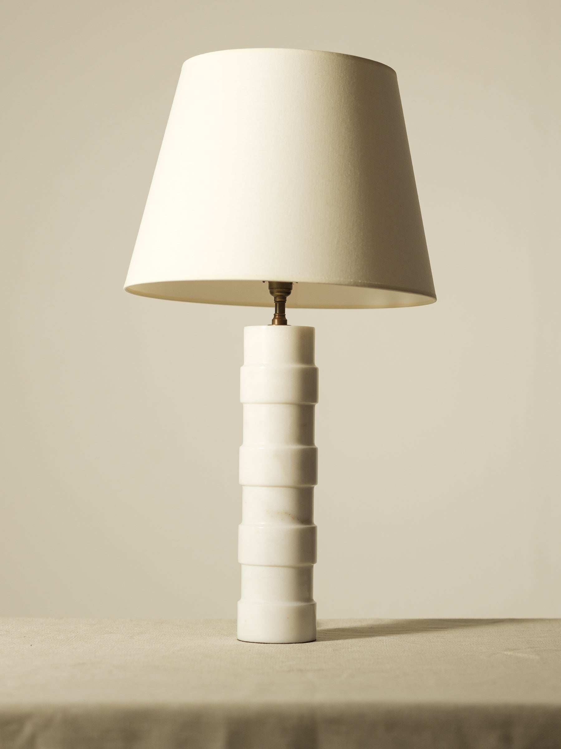 GABLE WHITE RIDGES high quality TABLE LAMP